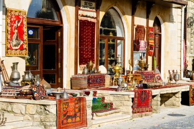 Bakü, Azerbaycan 'dan Icheri Sheher (Eski Şehir). Hatıraları ve antikaları olan tipik bir turist dükkanı..