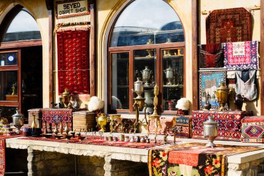 Bakü, Azerbaycan 'dan Icheri Sheher (Eski Şehir). Hatıraları ve antikaları olan tipik bir turist dükkanı..