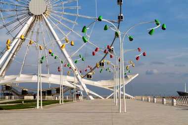 Azerbaycan 'ın başkenti Bakü' deki ünlü dev dönme dolap. Hazar Denizi 'nin kıyısında..