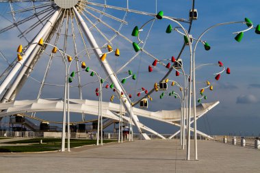 Azerbaycan 'ın başkenti Bakü' deki ünlü dev dönme dolap. Hazar Denizi 'nin kıyısında..