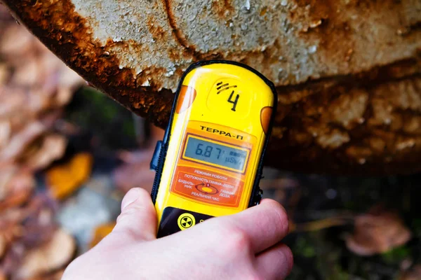 CHERNOBYL, UKRAINE - 12 Kasım 2016: Yasak bölgedeki radyasyon seviyesini ölçen Geiger sayacı.