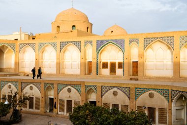 İran 'ın Kashan kentindeki Ağa Bozorg Camii' nin mavi gökyüzü manzarası. Muhteşem İslami mimari. Tarihi cami ve medrese Ortadoğu 'nun popüler bir turistik mekanıdır.