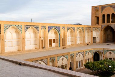 İran 'ın Kashan kentindeki Ağa Bozorg Camii' nin mavi gökyüzü manzarası. Muhteşem İslami mimari. Tarihi cami ve medrese Ortadoğu 'nun popüler bir turistik mekanıdır.