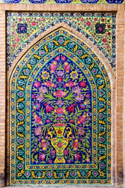 Renkli oryantal geometrik tasarım ve desen genellikle Pers cami ve metastazlarında karşılaşılır. İsfahan, Şiraz, Tahran, İran