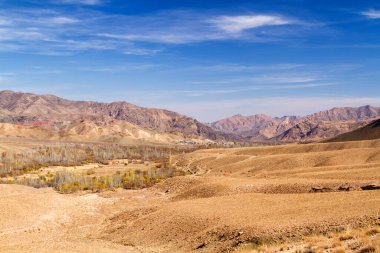 İran 'ın orta kesimindeki Abyaneh köyü yakınlarındaki dağlar. UNESCO dünya mirası sahası.