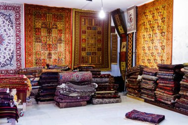 İsfahan pazarında geleneksel İran halıları, halılar ve atkılar. Esfahan Çarşısı İran 'ın en eski ve en büyük pazarlarından biridir..