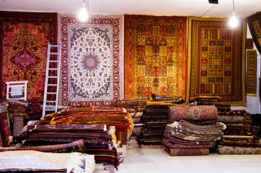 İsfahan pazarında geleneksel İran halıları, halılar ve atkılar. Esfahan Çarşısı İran 'ın en eski ve en büyük pazarlarından biridir..