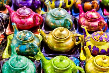 Geleneksel İran çaydanlıkları ve İsfahan, İran, Orta Doğu, Asya. Shiraz, Tahran, Esfahan, Yazd gibi turistik yerlerde yaygın olarak satılıyor.