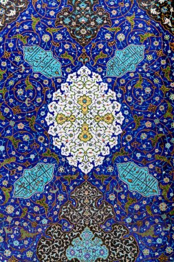 Renkli oryantal geometrik tasarım ve desen genellikle Pers cami ve metastazlarında karşılaşılır. İsfahan, Şiraz, Tahran, İran