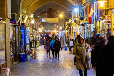 ESFAHAN, IRAN - 15 Kasım 2016: İmam Meydanı 'ndaki geleneksel İran pazarı. Tarihi bir pazar ve Orta Doğu 'nun en eski ve en büyük pazarlarından biri..