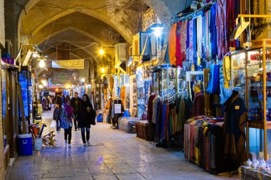 ESFAHAN, IRAN - 15 Kasım 2016: İmam Meydanı 'ndaki geleneksel İran pazarı. Tarihi bir pazar ve Orta Doğu 'nun en eski ve en büyük pazarlarından biri..