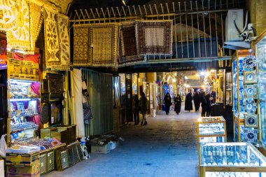 ESFAHAN, IRAN - 15 Kasım 2016: İmam Meydanı 'ndaki geleneksel İran pazarı. Tarihi bir pazar ve Orta Doğu 'nun en eski ve en büyük pazarlarından biri..