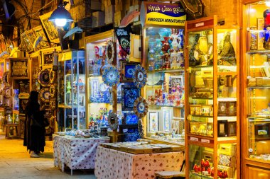 ESFAHAN, IRAN - 15 Kasım 2016: İmam Meydanı 'ndaki geleneksel İran pazarı. Tarihi bir pazar ve Orta Doğu 'nun en eski ve en büyük pazarlarından biri..