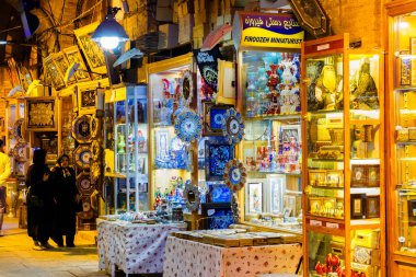 ESFAHAN, IRAN - 15 Kasım 2016: İmam Meydanı 'ndaki geleneksel İran pazarı. Tarihi bir pazar ve Orta Doğu 'nun en eski ve en büyük pazarlarından biri..