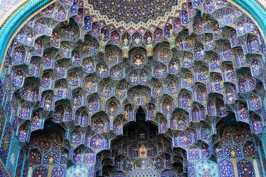 Renkli oryantal geometrik tasarım ve desen genellikle Pers cami ve metastazlarında karşılaşılır. İsfahan, Şiraz, Tahran, İran
