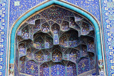 Renkli oryantal geometrik tasarım ve desen genellikle Pers cami ve metastazlarında karşılaşılır. İsfahan, Şiraz, Tahran, İran