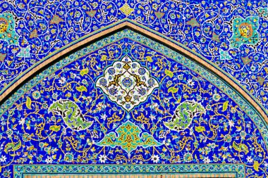 Renkli oryantal geometrik tasarım ve desen genellikle Pers cami ve metastazlarında karşılaşılır. İsfahan, Şiraz, Tahran, İran