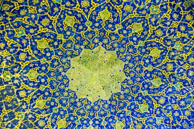 Renkli oryantal geometrik tasarım ve desen genellikle Pers cami ve metastazlarında karşılaşılır. İsfahan, Şiraz, Tahran, İran