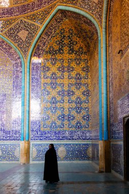 İran, İsfahan 'daki Şeyh Lotfollah Camii' nin detayları