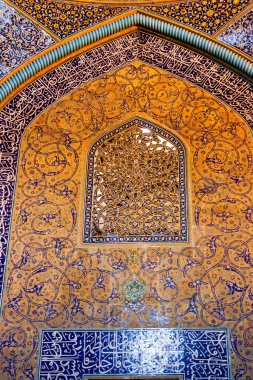 Renkli oryantal geometrik tasarım ve desen genellikle Pers cami ve metastazlarında karşılaşılır. İsfahan, Şiraz, Tahran, İran