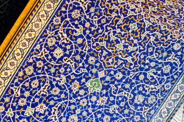 Renkli oryantal geometrik tasarım ve desen genellikle Pers cami ve metastazlarında karşılaşılır. İsfahan, Şiraz, Tahran, İran