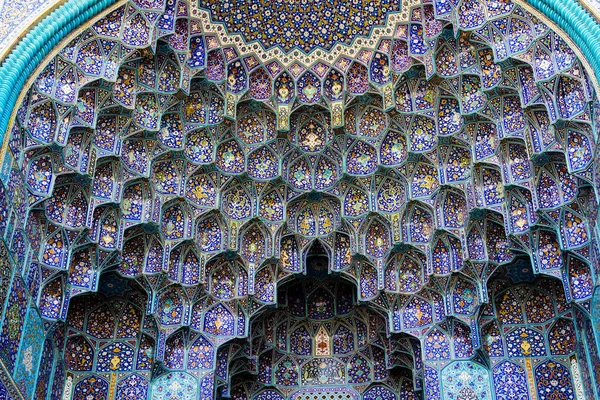 Renkli oryantal geometrik tasarım ve desen genellikle Pers cami ve metastazlarında karşılaşılır. İsfahan, Şiraz, Tahran, İran