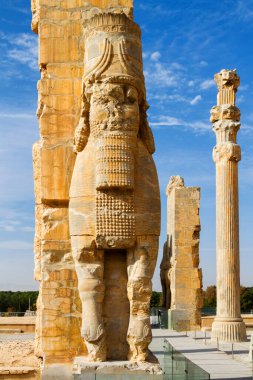 Persepolis, Achaemenid İmparatorluğu 'nun törensel başkentiydi. Persepolis, Fars Eyaleti, İran, Orta Doğu ve Asya 'nın Şiraz kentinin 60 km kuzeydoğusunda yer almaktadır.