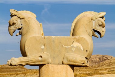 Persepolis, Achaemenid İmparatorluğu 'nun törensel başkentiydi. Persepolis, Fars Eyaleti, İran, Orta Doğu ve Asya 'nın Şiraz kentinin 60 km kuzeydoğusunda yer almaktadır.