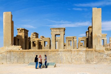 PERSEPOLIS, İRAN - 22 Kasım 2016: Persepolis UNESCO Dünya Mirası Bölgesi, Şii şehri İran 'da merdivenlerin arkasındaki Apadana ve Tachara Sarayı harabeleri. Orta Doğu, Asya