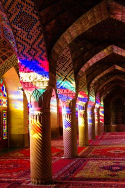 SHIRAZ, İRAN - 21 Kasım 2016: Nasir al-Mulk camii veya Pembe Cami, Şiraz, İran. 1888 yılında inşa edildi ve Farsça 'da Masjed-e Naseer ol Molk olarak bilinir..