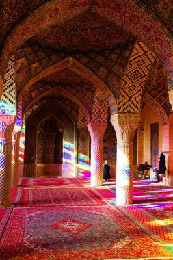 SHIRAZ, İRAN - 21 Kasım 2016: Nasir al-Mulk camii veya Pembe Cami, Şiraz, İran. 1888 yılında inşa edildi ve Farsça 'da Masjed-e Naseer ol Molk olarak bilinir..