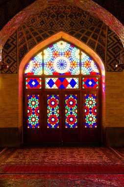 SHIRAZ, İRAN - 21 Kasım 2016: Nasir al-Mulk camii veya Pembe Cami, Şiraz, İran. 1888 yılında inşa edildi ve Farsça 'da Masjed-e Naseer ol Molk olarak bilinir..