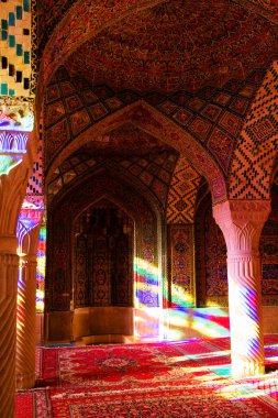 SHIRAZ, İRAN - 21 Kasım 2016: Nasir al-Mulk camii veya Pembe Cami, Şiraz, İran. 1888 yılında inşa edildi ve Farsça 'da Masjed-e Naseer ol Molk olarak bilinir..