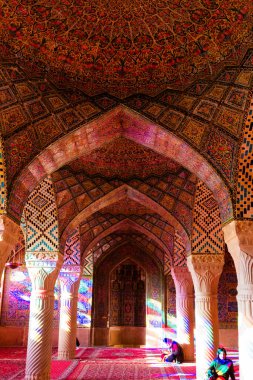 SHIRAZ, İRAN - 21 Kasım 2016: Nasir al-Mulk camii veya Pembe Cami, Şiraz, İran. 1888 yılında inşa edildi ve Farsça 'da Masjed-e Naseer ol Molk olarak bilinir..