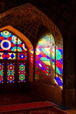 SHIRAZ, İRAN - 21 Kasım 2016: Nasir al-Mulk camii veya Pembe Cami, Şiraz, İran. 1888 yılında inşa edildi ve Farsça 'da Masjed-e Naseer ol Molk olarak bilinir..