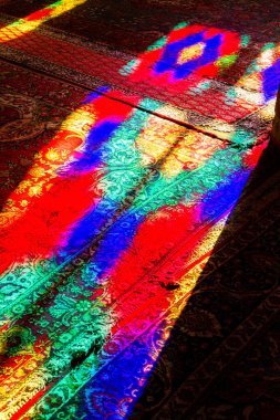 Nasir al-Mulk camii ya da Pembe Cami, Şiraz, İran. Renkli duvarlarda ve halılarda ışık oyunu