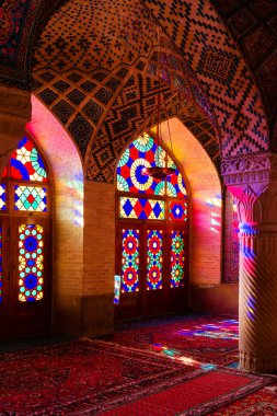 SHIRAZ, İRAN - 21 Kasım 2016: Nasir al-Mulk camii veya Pembe Cami, Şiraz, İran. 1888 yılında inşa edildi ve Farsça 'da Masjed-e Naseer ol Molk olarak bilinir..