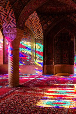 SHIRAZ, İRAN - 21 Kasım 2016: Nasir al-Mulk camii veya Pembe Cami, Şiraz, İran. 1888 yılında inşa edildi ve Farsça 'da Masjed-e Naseer ol Molk olarak bilinir..