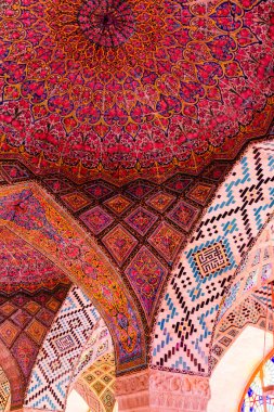 SHIRAZ, İRAN - 21 Kasım 2016: Nasir al-Mulk camii veya Pembe Cami, Şiraz, İran. 1888 yılında inşa edildi ve Farsça 'da Masjed-e Naseer ol Molk olarak bilinir.