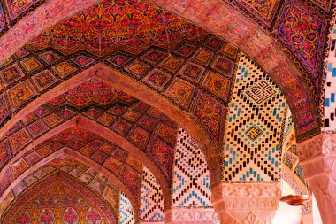 Nasir al-Mulk camii ya da Pembe Cami, Şiraz, İran. 1888 yılında inşa edilmiş ve Farsça 'da Masjed-e Naseer ol Molk olarak bilinmektedir. Sütunlar ve kerevitler desenleri ve süslemeleri olan.