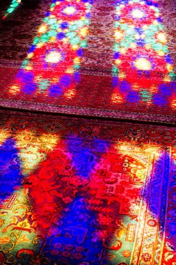 SHIRAZ, İRAN - 21 Kasım 2016: Nasir al-Mulk camii veya Pembe Cami, Şiraz, İran. 1888 yılında inşa edildi ve Farsça 'da Masjed-e Naseer ol Molk olarak bilinir..