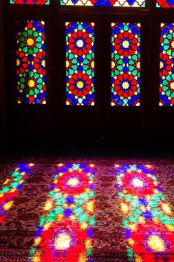 SHIRAZ, İRAN - 21 Kasım 2016: Nasir al-Mulk camii veya Pembe Cami, Şiraz, İran. 1888 yılında inşa edildi ve Farsça 'da Masjed-e Naseer ol Molk olarak bilinir..