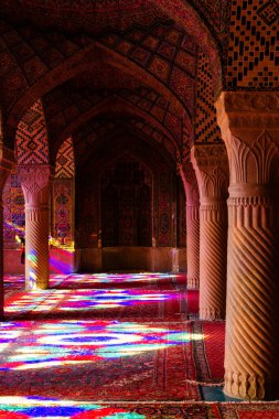 SHIRAZ, İRAN - 21 Kasım 2016: Nasir al-Mulk camii veya Pembe Cami, Şiraz, İran. 1888 yılında inşa edildi ve Farsça 'da Masjed-e Naseer ol Molk olarak bilinir..