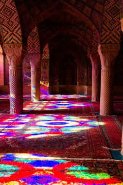 SHIRAZ, İRAN - 21 Kasım 2016: Nasir al-Mulk camii veya Pembe Cami, Şiraz, İran. 1888 yılında inşa edildi ve Farsça 'da Masjed-e Naseer ol Molk olarak bilinir..