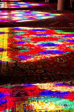 Nasir al-Mulk camii ya da Pembe Cami, Şiraz, İran. Renkli duvarlarda ve halılarda ışık oyunu