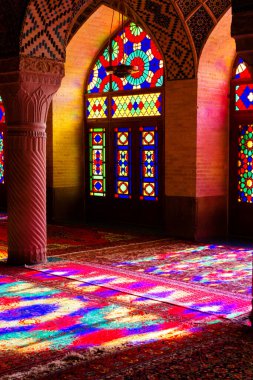 SHIRAZ, İRAN - 21 Kasım 2016: Nasir al-Mulk camii veya Pembe Cami, Şiraz, İran. 1888 yılında inşa edildi ve Farsça 'da Masjed-e Naseer ol Molk olarak bilinir..