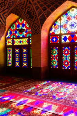 SHIRAZ, İRAN - 21 Kasım 2016: Nasir al-Mulk camii veya Pembe Cami, Şiraz, İran. 1888 yılında inşa edildi ve Farsça 'da Masjed-e Naseer ol Molk olarak bilinir..