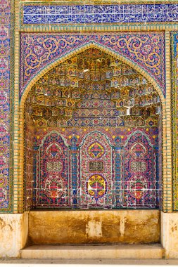 Renkli oryantal geometrik tasarım ve desen genellikle Pers cami ve metastazlarında karşılaşılır. İsfahan, Şiraz, Tahran, İran