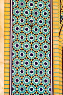 Renkli oryantal geometrik tasarım ve desen genellikle Pers cami ve metastazlarında karşılaşılır. İsfahan, Şiraz, Tahran, İran