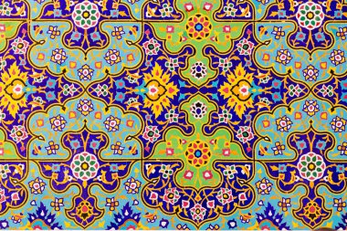 Renkli oryantal geometrik tasarım ve desen genellikle Pers cami ve metastazlarında karşılaşılır. İsfahan, Şiraz, Tahran, İran